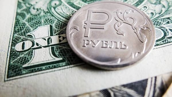    Рубль послушно падает на панических распродажах