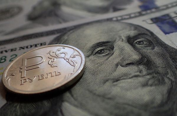    Обменный курс доллара с расчётами «завтра» упал на 68 копеек