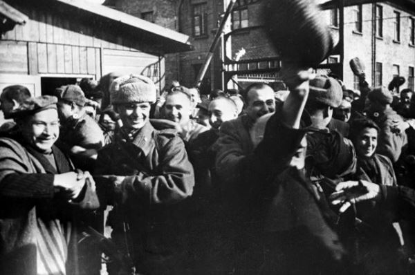 От этого уже не отмыться. Зеленский приписал Украине освобождение Освенцима