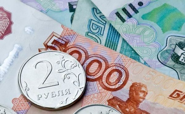    Курс рубля падает под давлением внешних факторов
