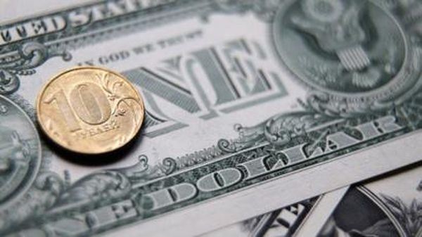    Рубль падает на всеобщей панике от китайского коронавируса