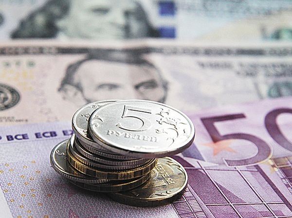    Курс доллара и евро на межбанке потеряли около 1% против рубля